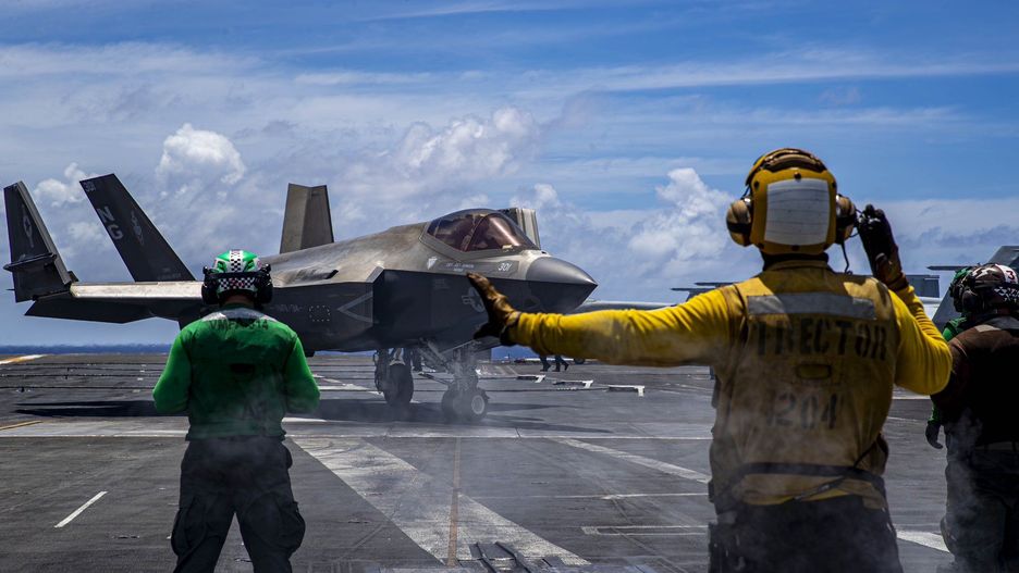 Myśliwiec na pokładzie lotniskowca USS Abraham Lincoln

