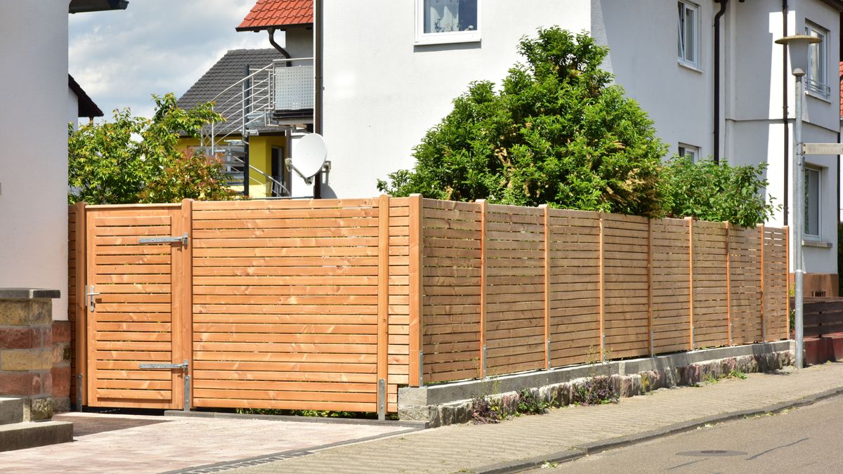 zaun, lattenzaun, garten, wohnhaus, wohngrundstück, hausgarten, vorgarten, unbehandelt, lasiert, imprägniert, naturholz, sommeraspekt, einfriedung, ökologisch, gestrichen, fassade, wohngarten, holzzaun, latte, frühling, sommer, hölzern, zuhause, haus, holz, geländer, landschaftsarchitektur, aussenanlage, galabau, gartenbau, neu, front, wand, grundstück, eigentum, gitter, gatter, pfosten, pfahl, latten, abgrenzung, grenze