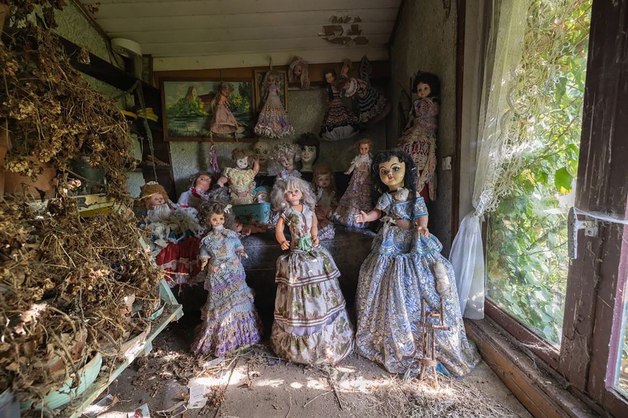 Przerażający dom "demonicznych lalek" odkryty we Francji. Zdjęcia jeżą włos na głowie