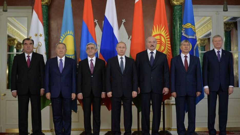 Uczestnicy szczytu Organizacji Układu o Bezpieczeństwie Zbiorowym - sekretarz generalny organizacji, Stanislav Zas, premier Armenii Nikol Pashinyan, prezydent Białorusi Aleksander Łukaszenko, prezydent Rosji Władimir Putin, prezydent Kazachstanu Kassym-Jomart Tokayev, prezydent Kirgistanu Sadyr Yaparov i prezydent Tadżykistanu Emomali Rahmon 
