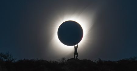 Genialne zdjęcie pełnego zaćmienia Słońca przypomina mitycznego Atlasa