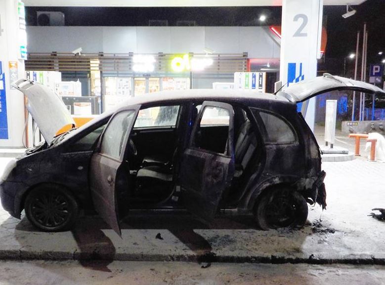 Warszawa. Na stacji benzynowej podpalili samochód sąsiadki, usłyszeli już zarzuty