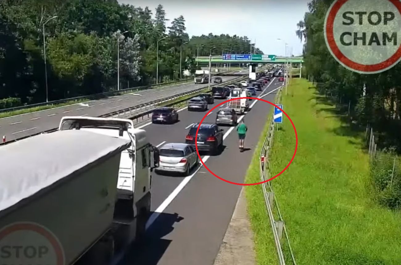 Wideo z autostrady A6. Mężczyzna się nie krępował