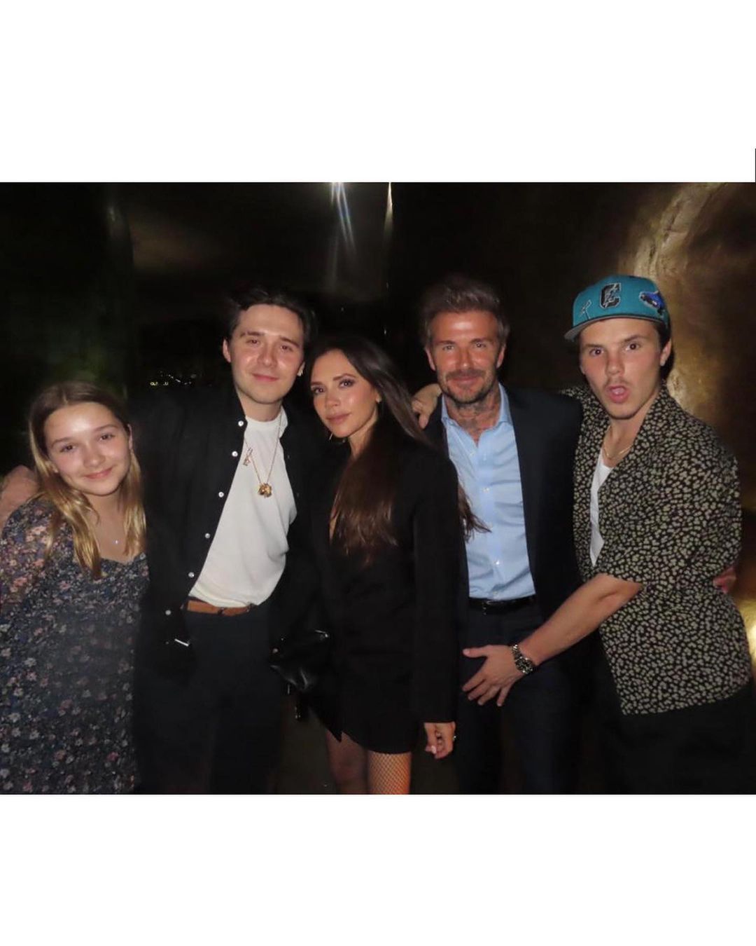 Cruz Beckham zasłania ojcu przyrodzenie