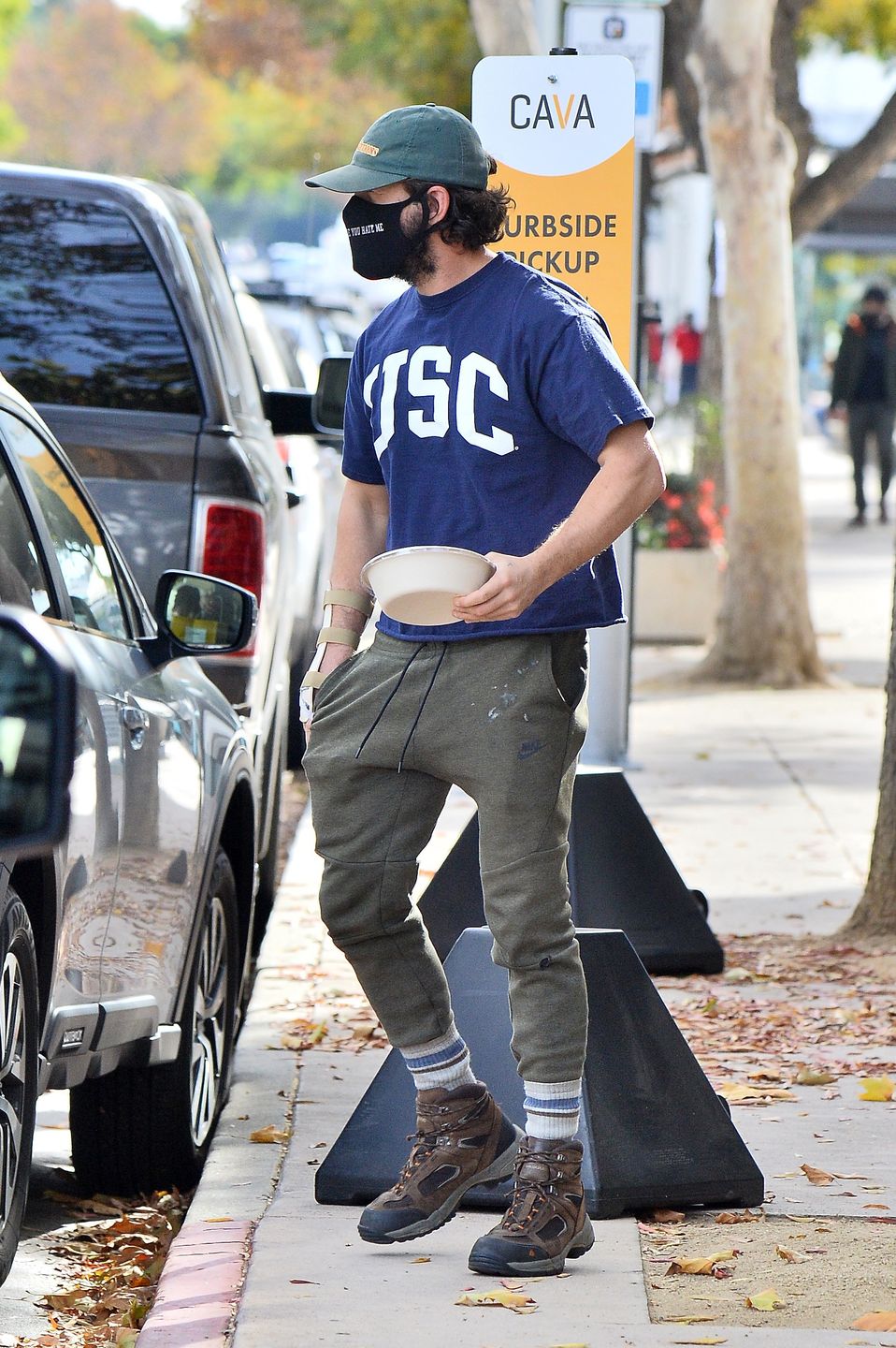 Shia LaBeouf prowokuje napisem na maseczce