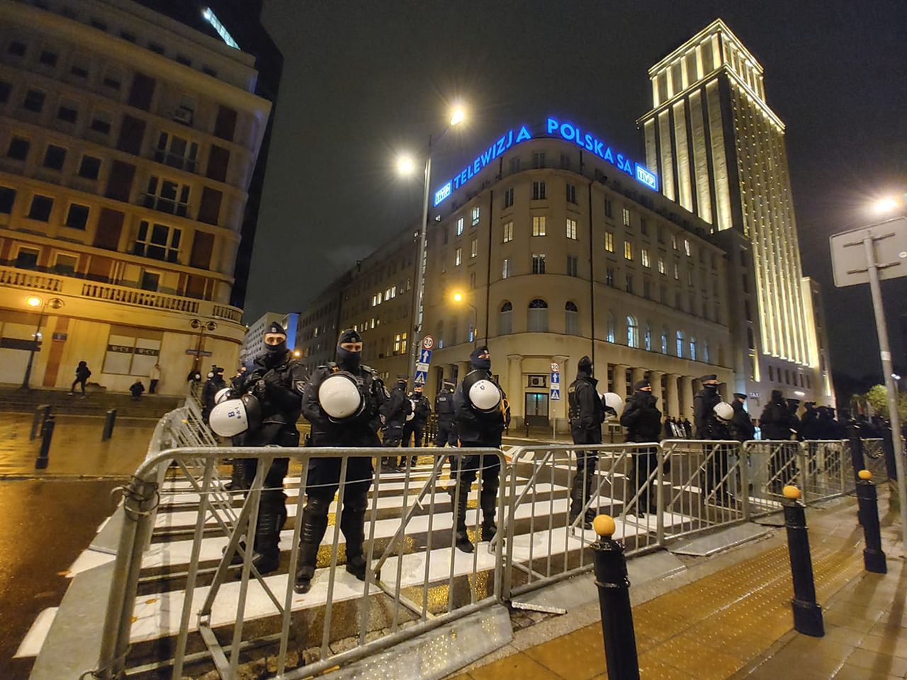 Telewizja Polska pod obstawą policji. Bali się ataku?