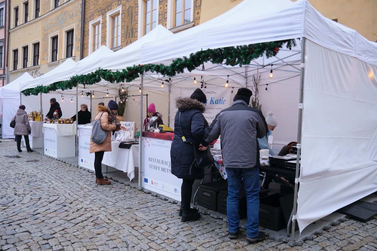 wystawcy na jarmarku bożonarodzeniowym