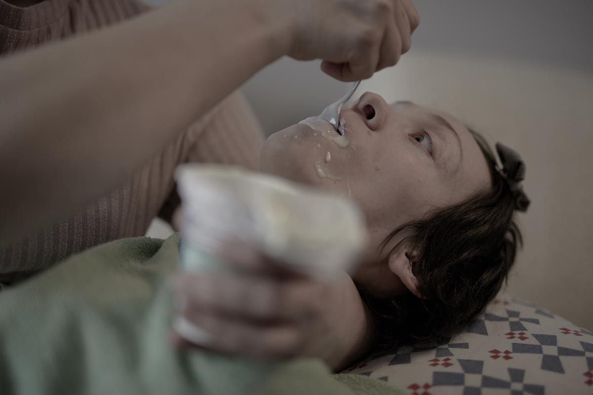 Codzienność Jolanty Muszyńskiej opiekującej się 27-letnią córką Magdaleną chorującą na porażenie mózgowe.