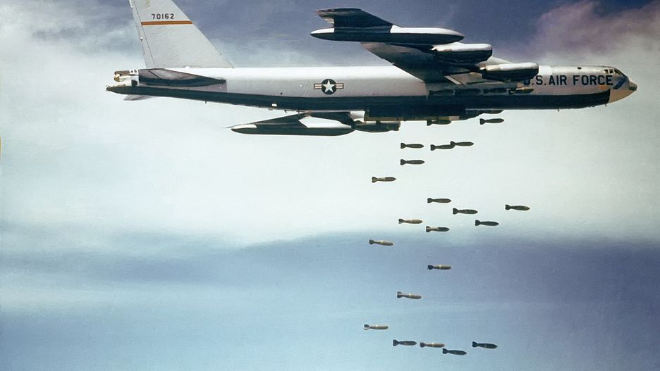 Bombowiec B-52 zrzucający bomby.