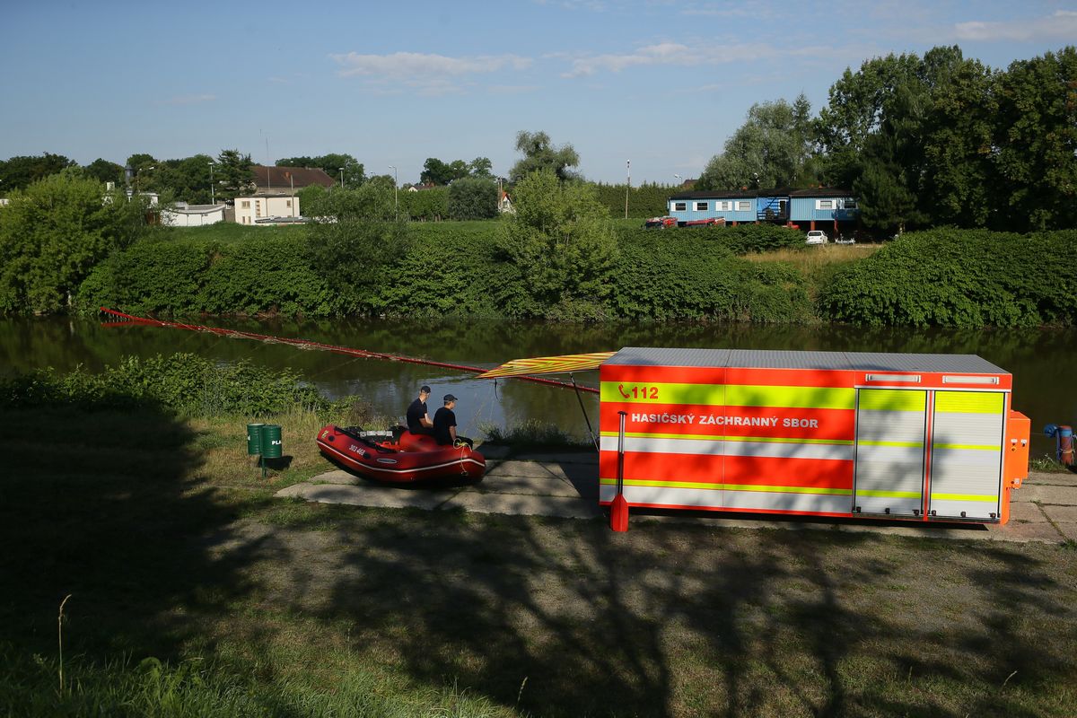 Pojazd czeskiej straży pożarnej przy brzegu Odry we wsi Chałupki