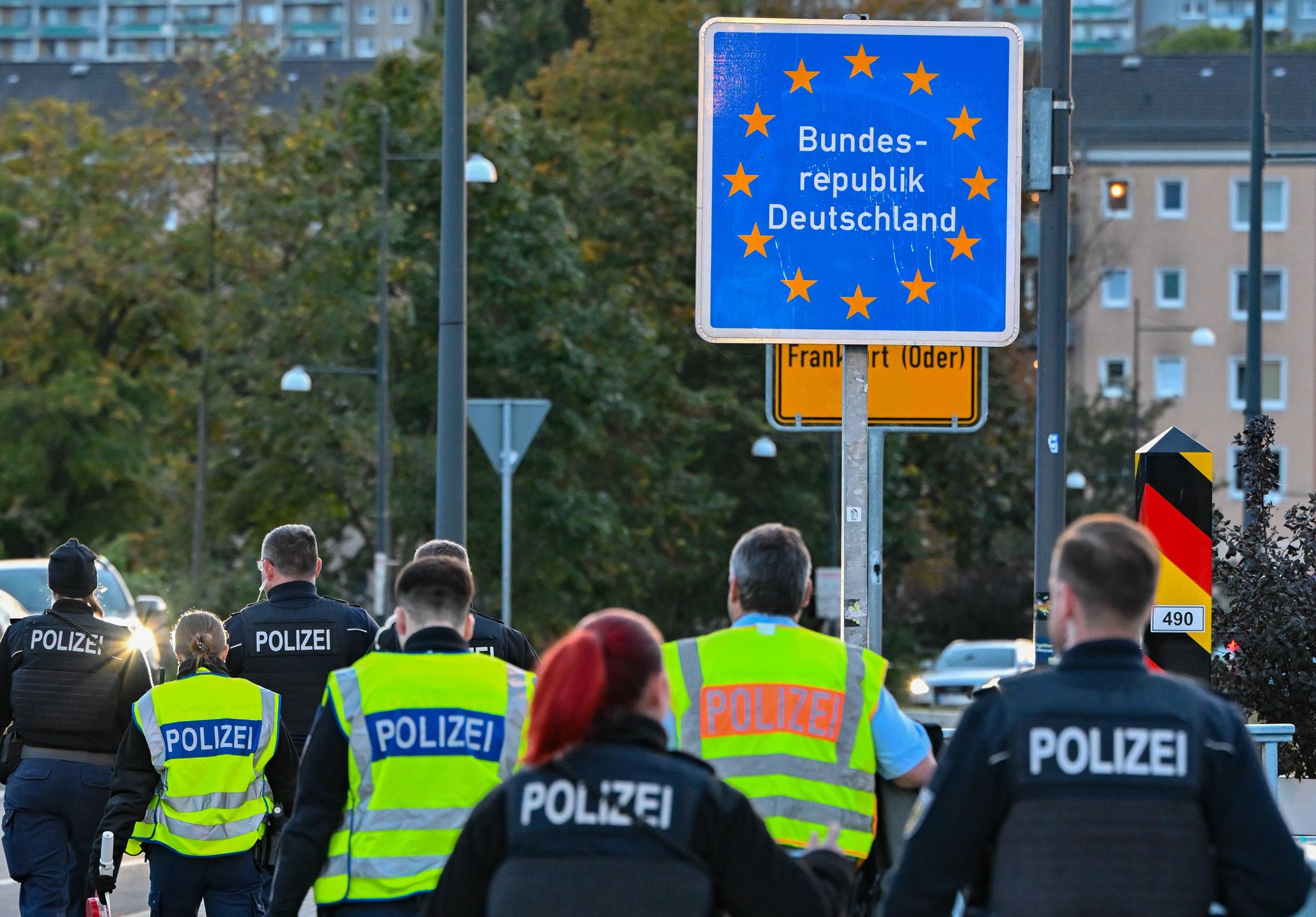 Federal police with stationary control at border with Poland
16 October 2023, Brandenburg, Frankfurt (Oder): The German Federal Police has started permanent controls at the German-Polish border crossing Stadtbr�cke between Frankfurt (Oder) and Slubice. The decision by German Interior Minister Faeser (SPD) on Monday had temporarily introduced internal border controls. Faeser had announced that she had notified the EU Commission of stationary controls for the borders with Poland, the Czech Republic and Switzerland. Photo: Patrick Pleul/dpa 
Dostawca: PAP/DPA
Patrick Pleul
Federal Police, Smugglers, Locking, Asylum, Poland, Border, Border control, Immigration, Symbol, Symbol photo, Symbol image, Illustration, granica, kontrola, kontrole na granicy, migracja, nielegalna, Niemcy, niemiecko-polska, pa�stwa, Polska, UE, Unia Europejska, Frankfurt, S�ubice