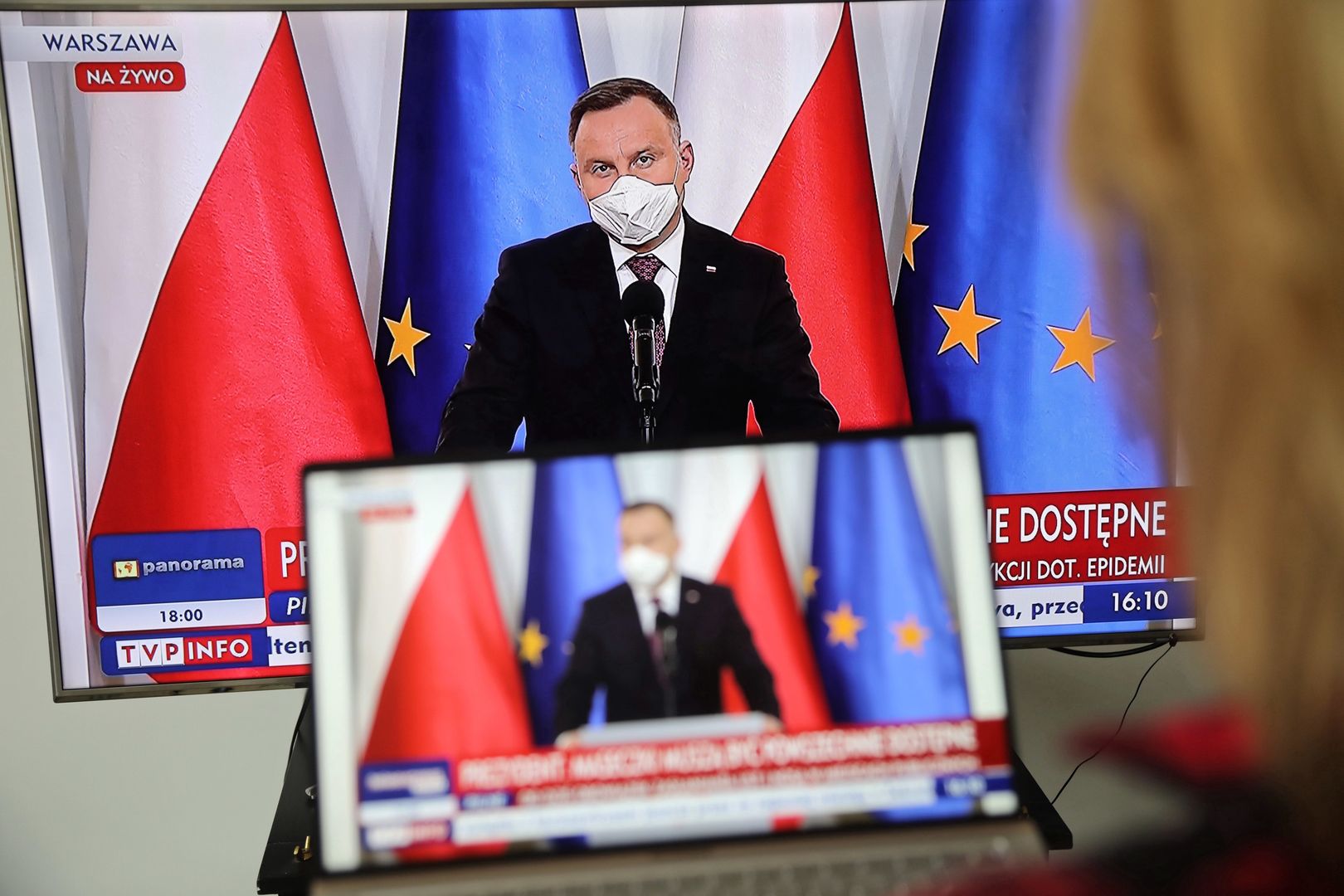 Warszawa, 16.04.2020. Koronawirus w Polsce. Prezydent Andrzej Duda podczas transmisji konferencji prasowej, 16 bm. oglšdanej w jednym z warszawskich mieszkań. Prezydent przekazał, że w akcję "Polskie szwalnie" włšczyły się polskie firmy, głównie odzieżowe - produkujš maseczki; będš dostarczane w milionach sztuk, nie tylko na polski rynek.  (kf) PAP/Wojciech Olkuśnik