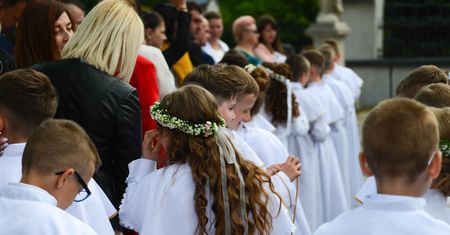 Czego nie wypada wkładać na komunię? Ekspertka wylicza