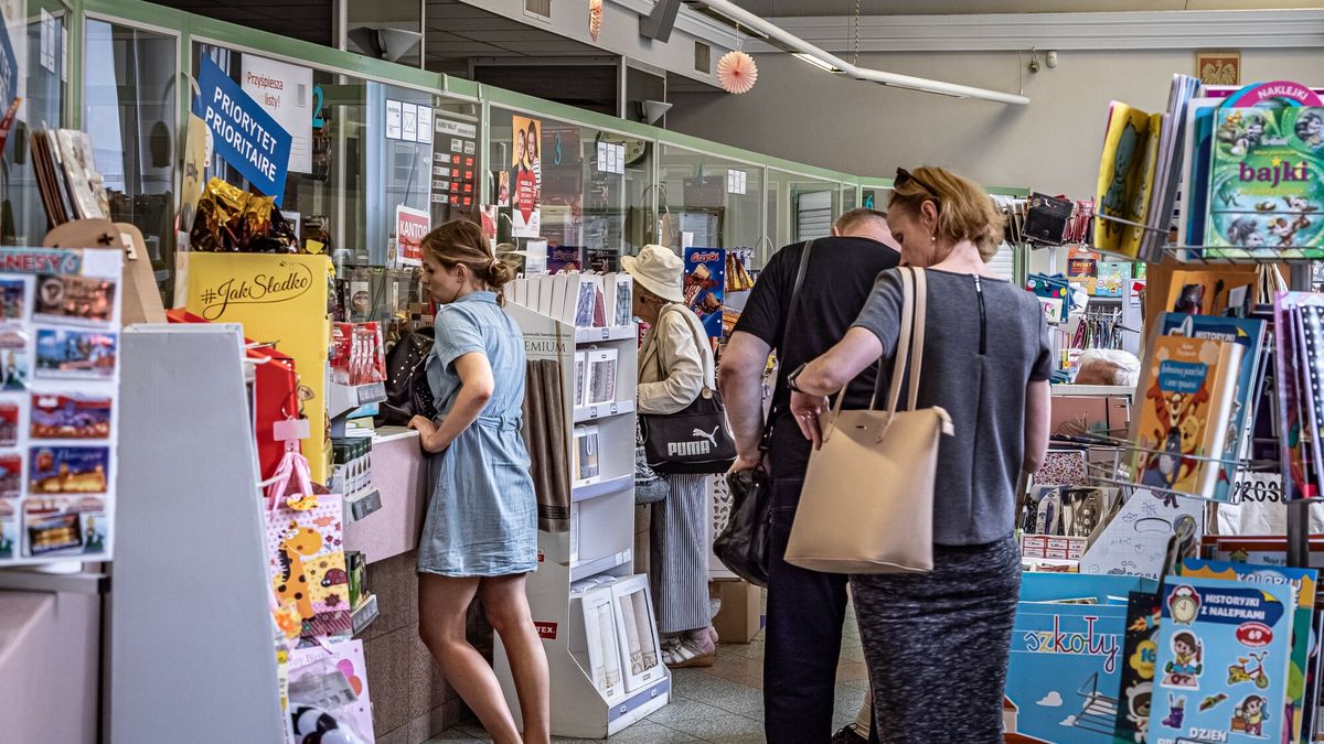 Reporter archiwum 2023 07
25.07.2023 Warszawa, woj. mazowieckie Placowka Poczty Polskiej przy ulicy Marszalkowskiej 26 fot. Eryk Stawinski/REPORTER
Eryk Stawinski/REPORTER