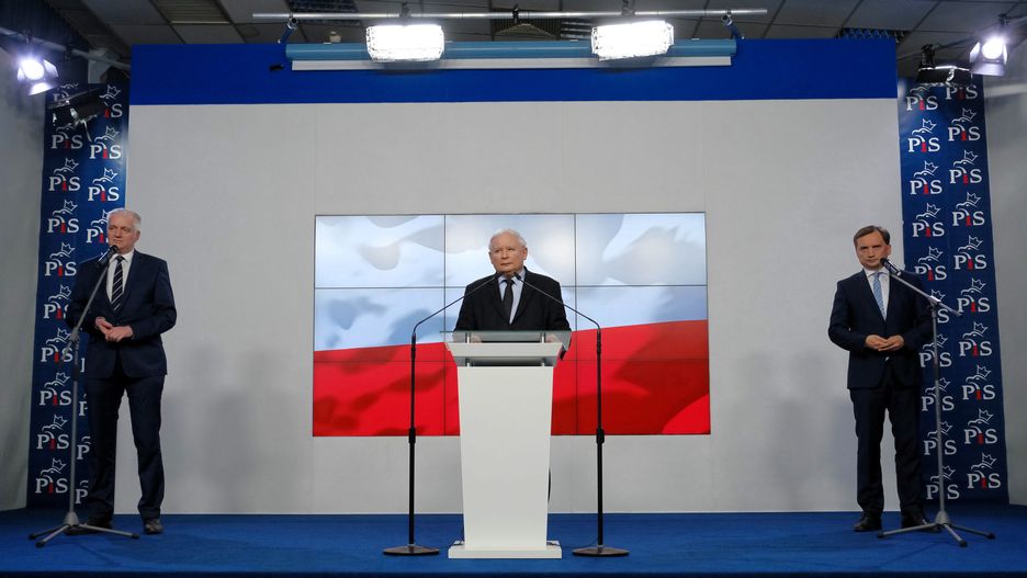 Warszawa, 27.05.2020. Prezes PiS Jarosław Kaczyński, minister sprawiedliwości Zbigniew Ziobro i lider Porozumienia Jarosław Gowin podczas oświadczenia dla mediów w sprawie terminu wyborów prezydenckich.