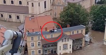 Strażacy ewakuowali z dachu starszą panią. Katastrofalna sytuacja w Kłodzku