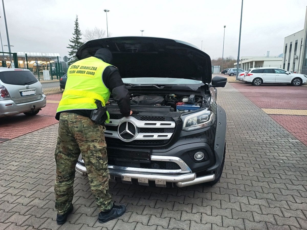 Kradną i "klonują" auta. Potem jadą w jednym kierunku