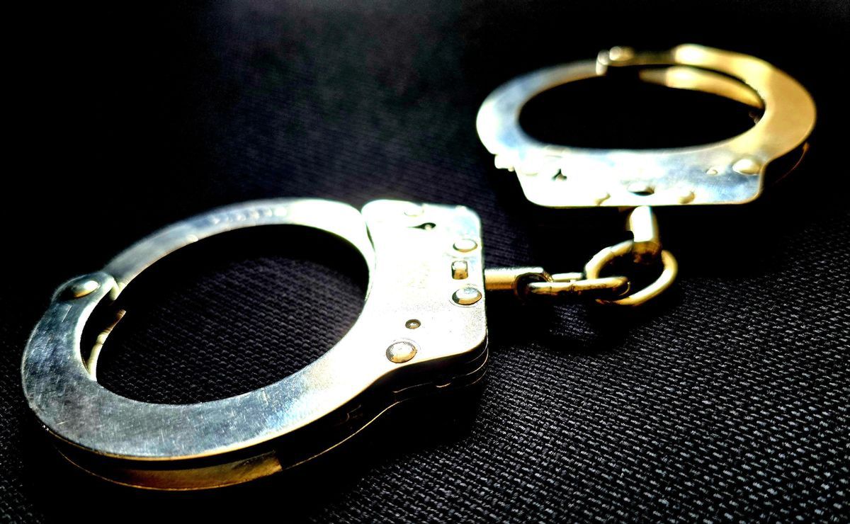 32-latek uszkodził kilka samochodów i napadł na policjantkę