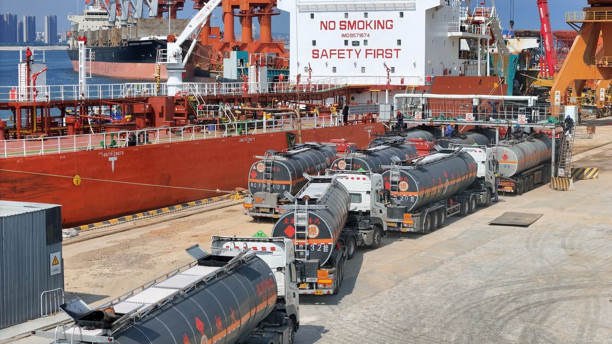 Państwowe firmy naftowe z Chin wstrzymały zakupy rosyjskiej ropy, dostarczanej do Państwa Środka tankowcami