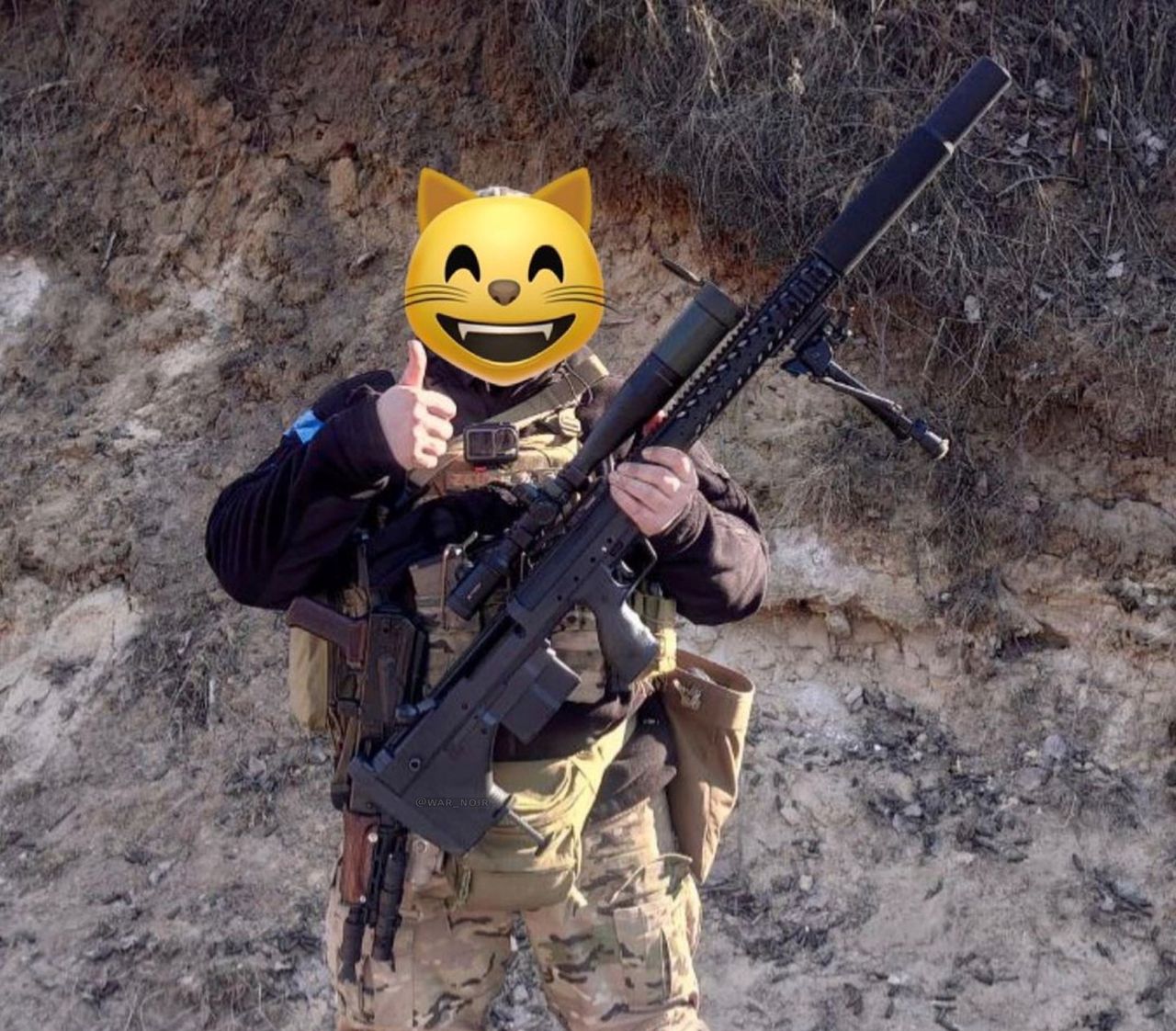 Ukraiński snajper i jego zabawki. Tym "poluje" na Rosjan - Ukraiński żołnierz z wytłumionym karabinem Desert Tech SRS-A1.