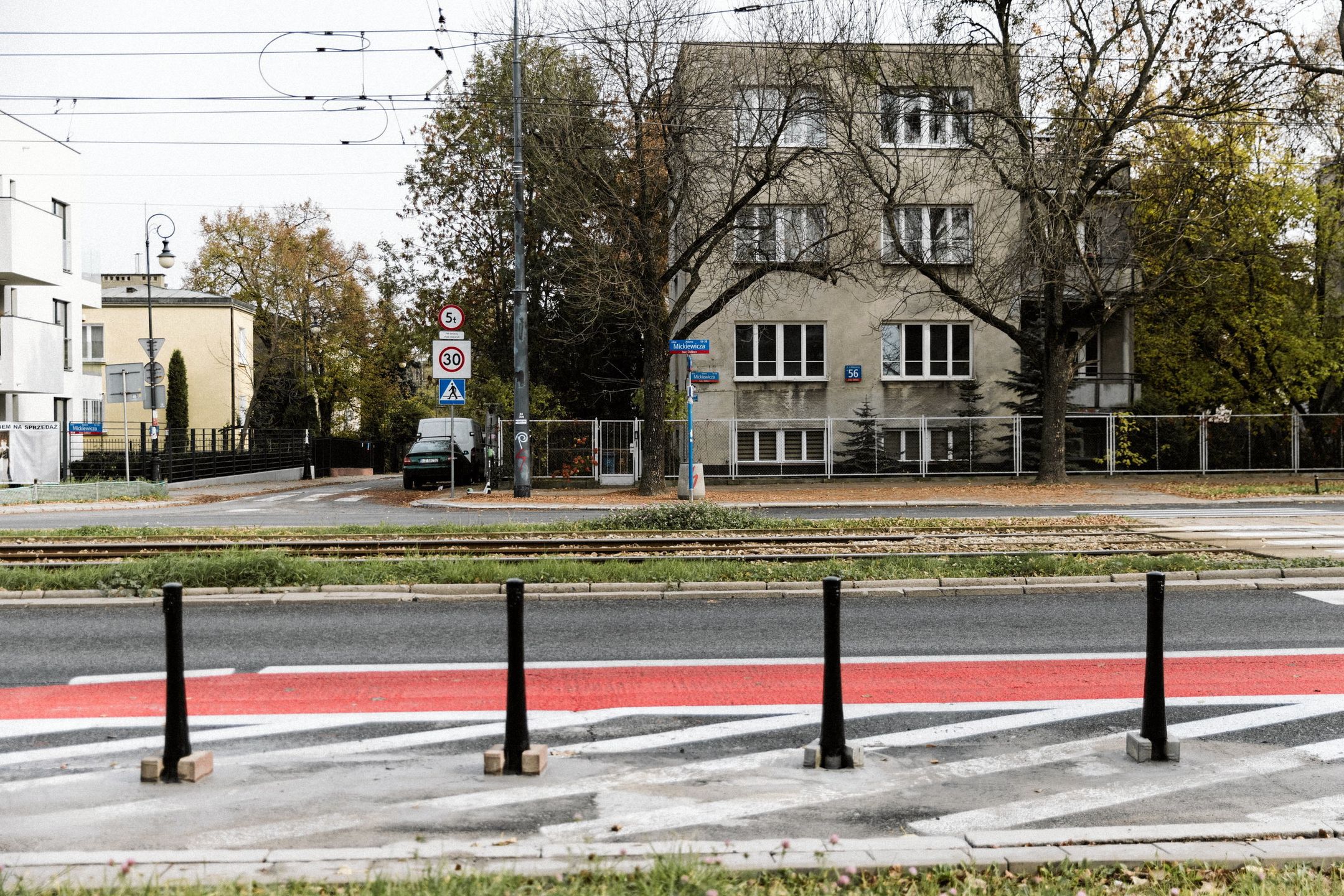 Słupki przed domem Jarosława Kaczyńskiego w Warszawie