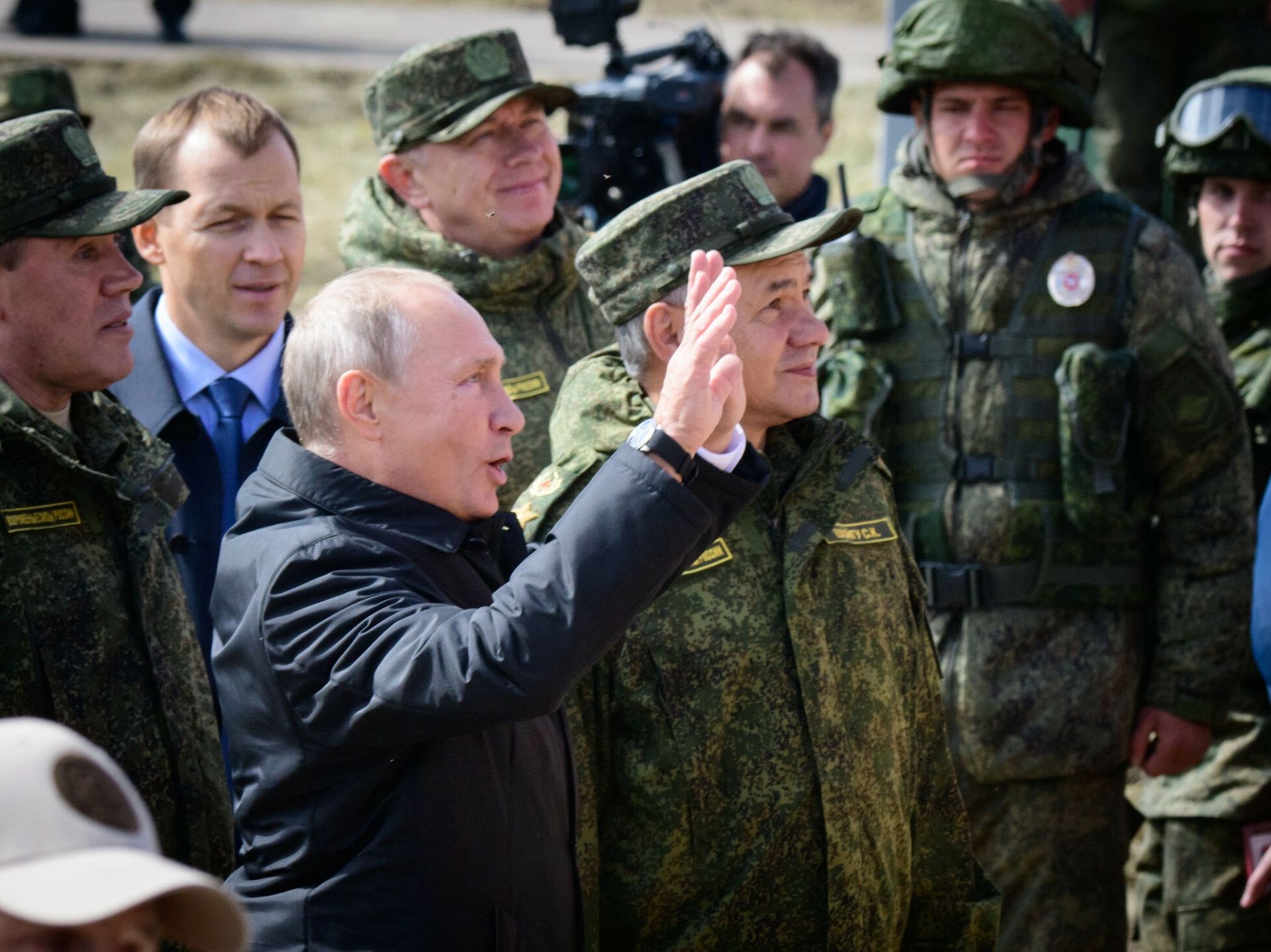 W?adimir Putin na manewrach Wostok 2018Russian Presidnt Vladimir Putin, accompanied by Defence Minister Sergei Shoigu, waves to the guests of the parade at the end of the day of the Vostok-2018 (East-2018) military drills at Tsugol training ground not far from the borders with China and Mongolia in Siberia, on September 13, 2018. (Photo by MLADEN ANTONOV / AFP)MLADEN ANTONOV
