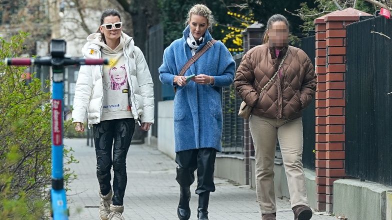 Agnieszka Radwańska na spacerze z młodszą siostrą