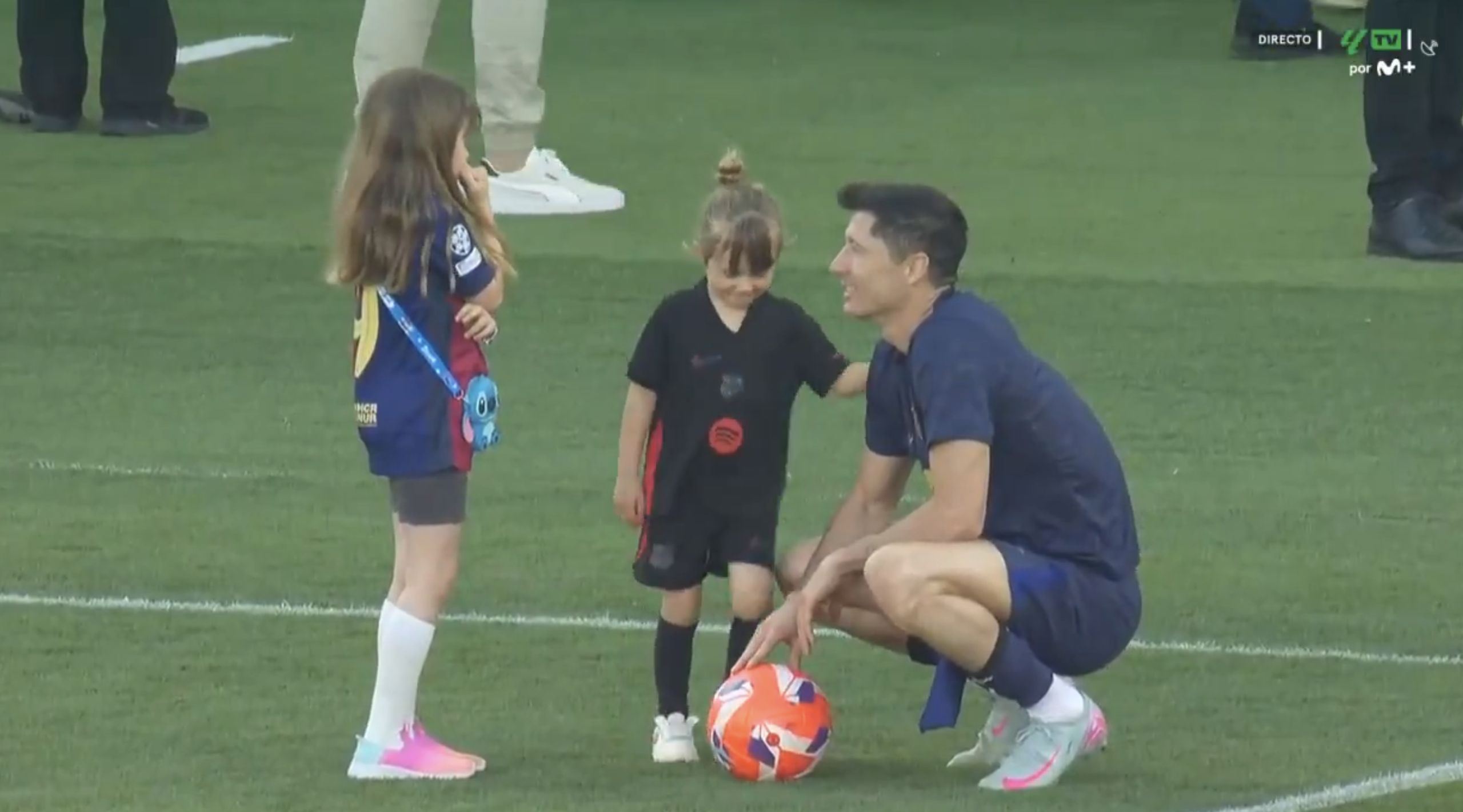 Robert Lewandowski dokazuje z córkami na boisku