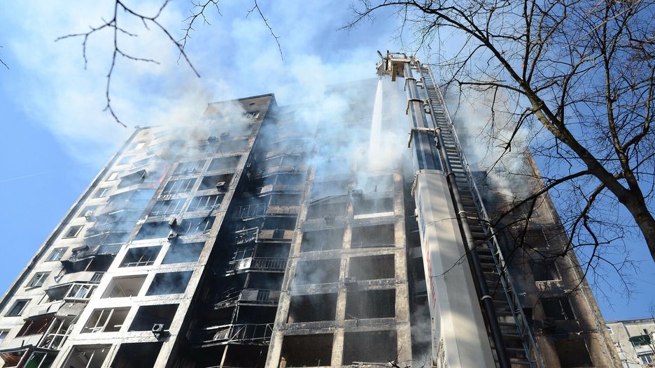 Wojna w Ukrainie - ostrzelany blok w Kijowie