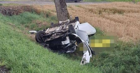 Tragedia o poranku. 28-latek zginął na miejscu. Tyle zostało z auta