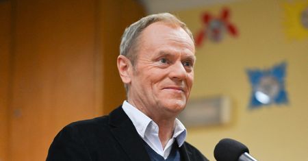 Donald Tusk opublikował zdjęcie z wnuczkami, przy okazji pokazując fragmenty ich twarzy (FOTO)
