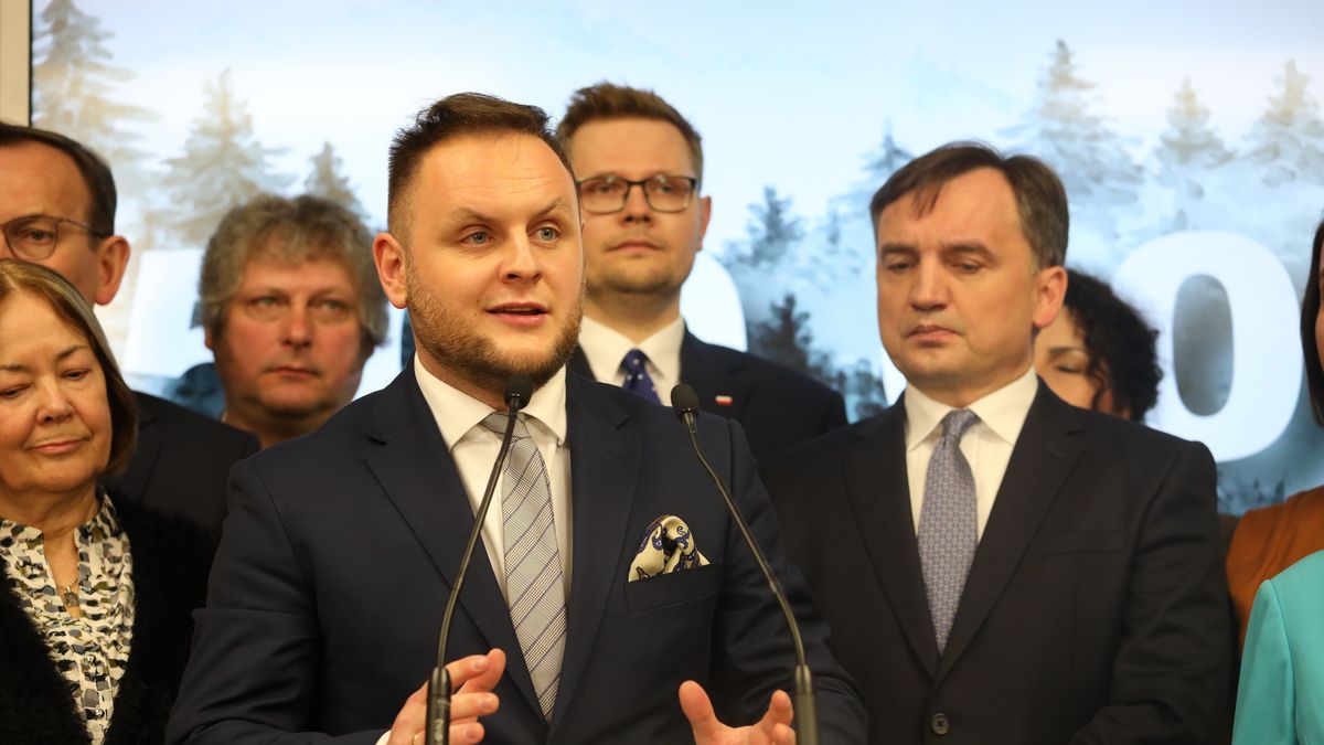 Michał Gzowski przemawia podczas konferencji prasowej Solidarnej Polski, kwiecień 2023 r.