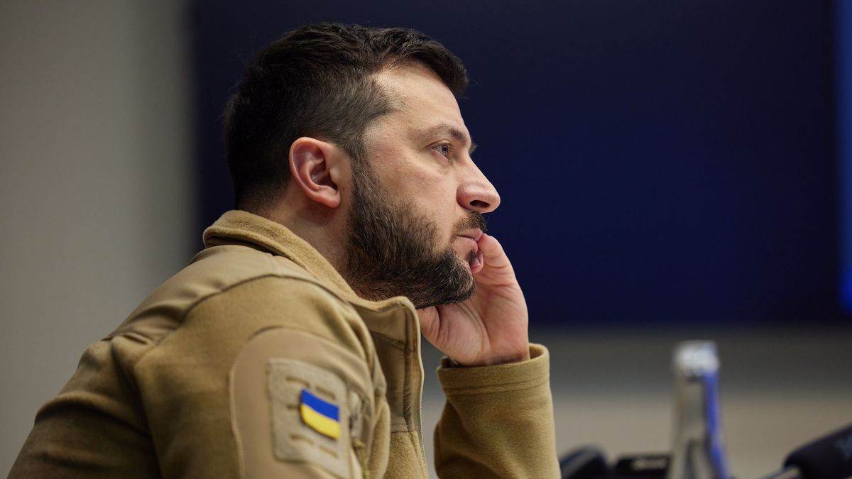 A handout photo made available by the Ukrainian Presidential Press Service shows Ukrainian President Volodymyr Zelensky during a meeting with his cabinet and visiting parliamentary delegations, among them from Switzerland, Romania and North Macedonia in the parliament building in Kyiv (Kiev), Ukraine, on 27 April 2022. EPA/UKRANIAN PRESIDENTIAL PRESS SERVICE HANDOUT HANDOUT EDITORIAL USE ONLY/NO SALES Dostawca: PAP/EPA.