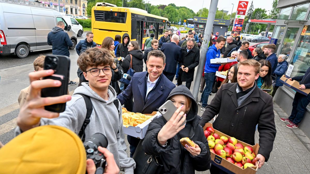 Trzaskowski rozdawał drożdżówki i jabłka w Kielcach przed IIturą