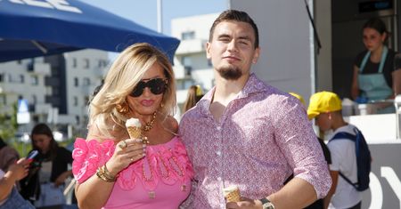 Conan Kaźmierski zdjął koszulkę. Pochwalił się umięśnioną klatą