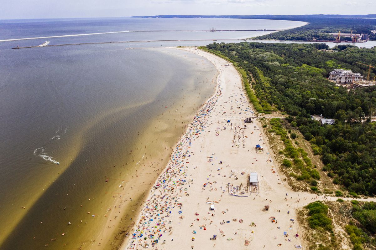 W Świnoujściu można się łatwo dostać na plażę w zachodniej części miasta. Ta na wschodzie - w głębi zdjęcia - jest teraz dostępna tylko od strony morza