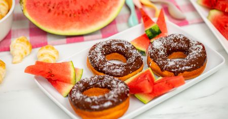 Takich donutów z pewnością jeszcze nie jadłeś. Zrobisz je na bazie arbuza