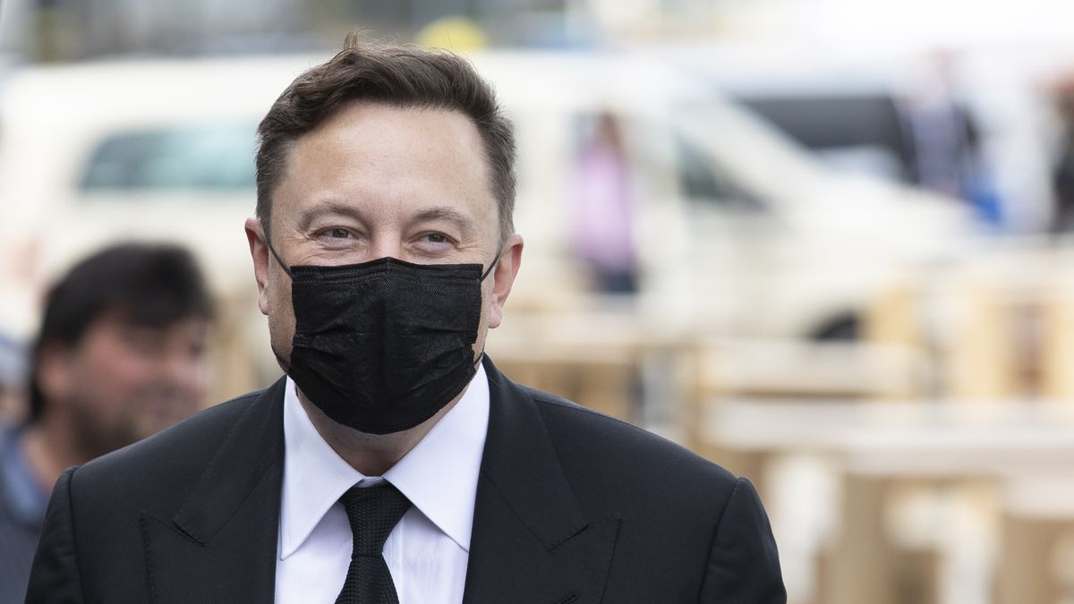 BERLIN, GERMANY - SEPTEMBER 02: Tesla head Elon Musk arrives at a retreat of the German Christian Democrats CDU/CSU Bundestag faction on September 02, 2020 in Berlin, Germany. Musk is currently in Germany where he met with vaccine maker CureVac, with which Tesla has a cooperation to build devices for producing RNA vaccines, yesterday. Today he is rumoured to also the site of the new Gigafactory under construction near Berlin. (Photo by Maja Hitij/Getty Images)