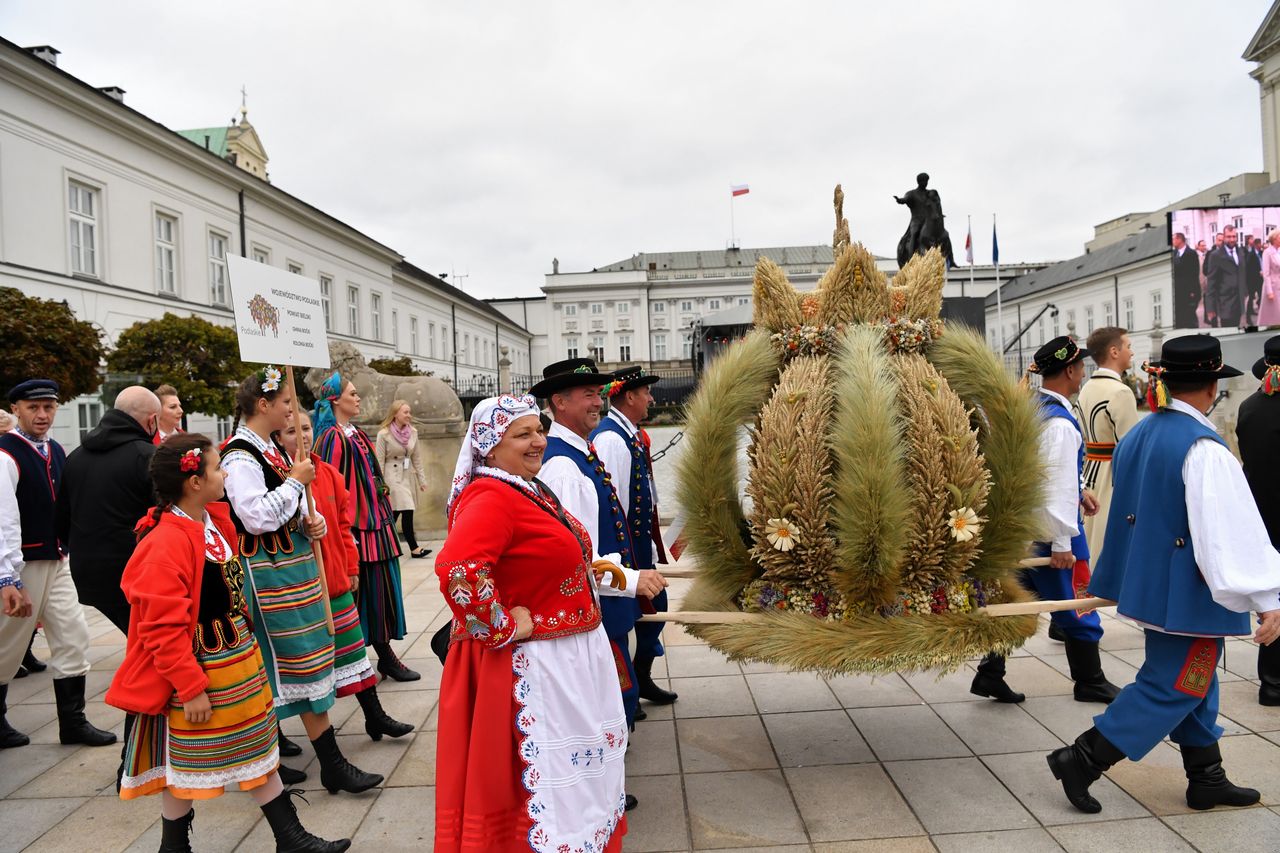 Warszawa. Barwne dożynki prezydenckie. Wieńce, dyplomy i słowa otuchy dla wsi