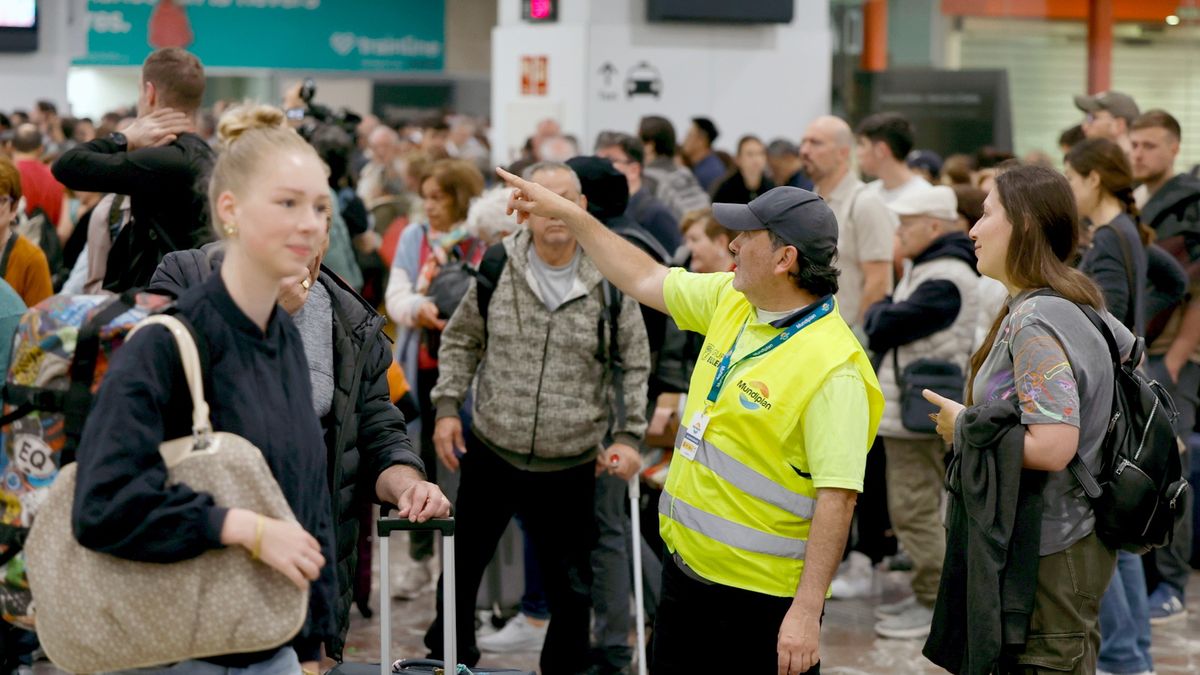 Na zdjęciu ludzie czekający na wznowienie ruchu na stacji kolejowej Sants w Barcelonie, poniedziałek 28 kwietnia