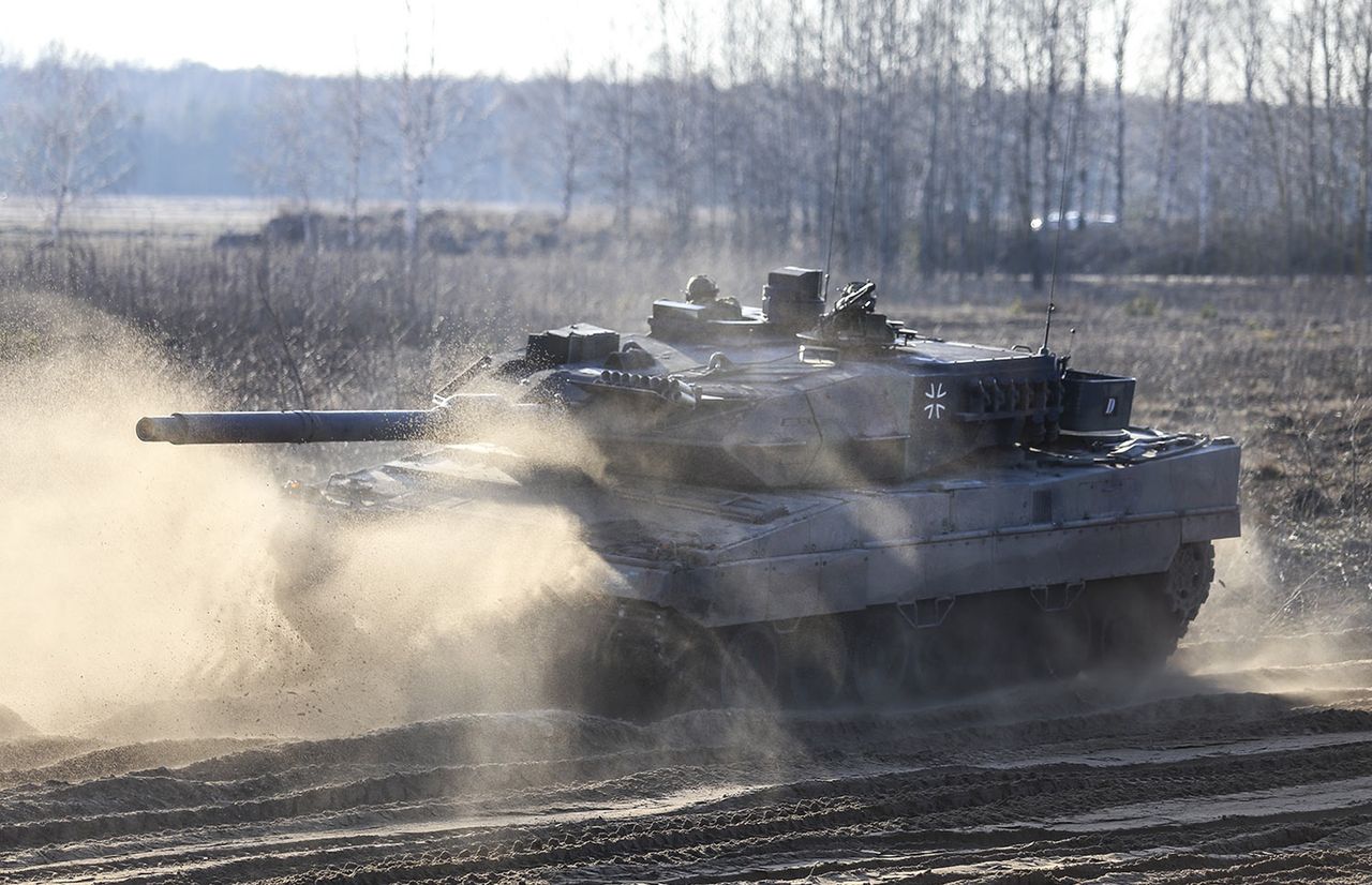 Czołg Leopard 2A6 na poligonie.