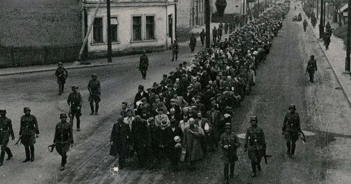 Więźniowie pierwszego transportu do Auschwitz 14 czerwca 1940