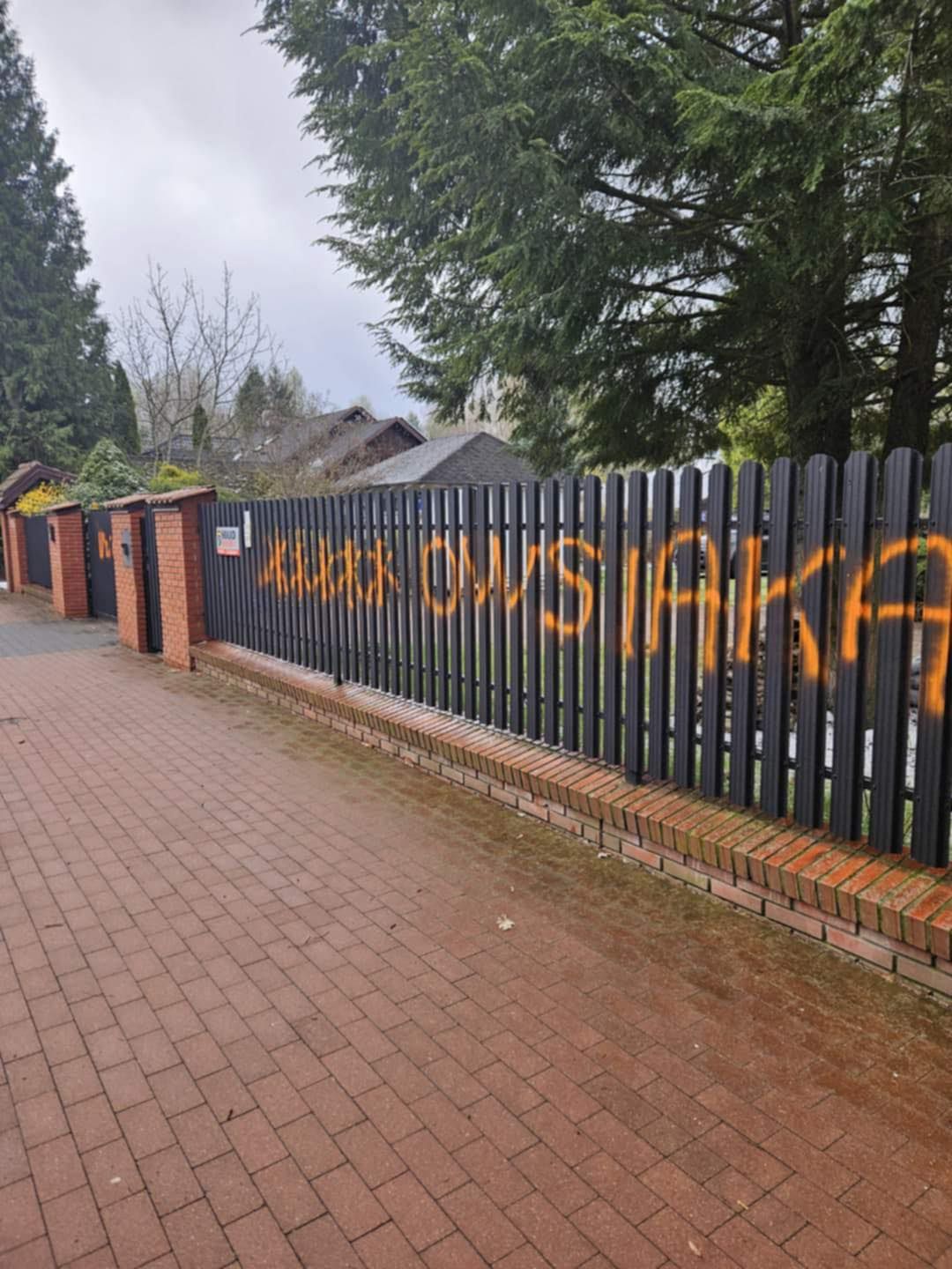 Wulgarne napisy na ogrodzeniu domu Owsiaka