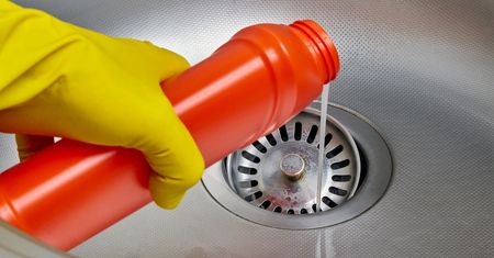 Hydraulicy nie chcą, byś znał ten trik. Udrożnia odpływ w kilka sekund