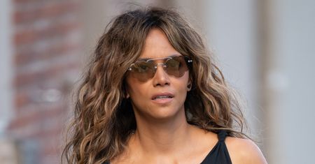 Halle Berry skończyła 54 lat. Aktorka jeździ w bikini na deskorolce