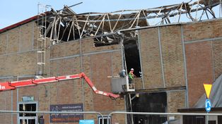 Gorzów: Ruszyła rozbiórka ściany spalonej hali po pożarze