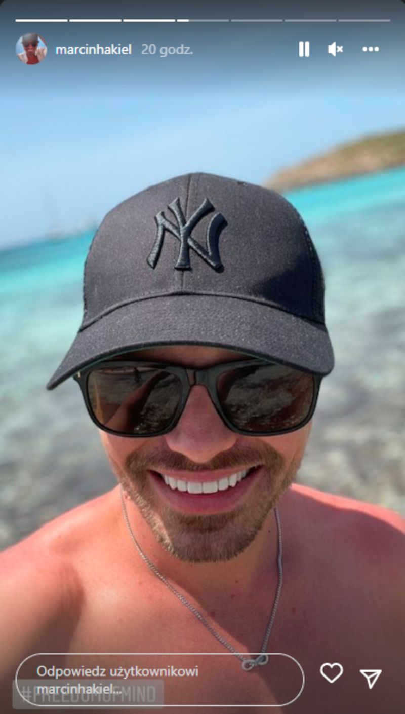 Marcin Hakiel z uśmiechem na ustach wypoczywa na wakacjach. Tylko pozazdrościć? 