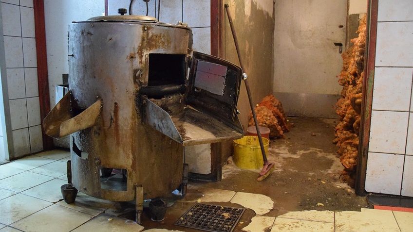 W tak skandalicznych warunkach mężczyzna zatrzymany przez policję produkował dla lokali gastronomicznych sałatki jarzynowe.
