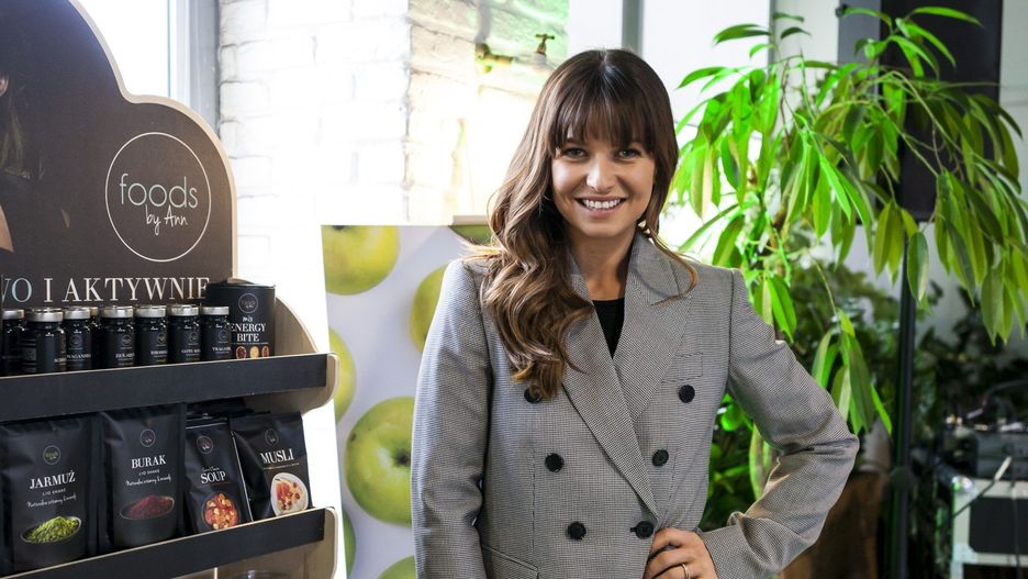 Styl Anny Lewandowskiej inspiruje wiele kobiet. Gwiazda najczęściej stawia na klasykę, ale nie boi się też mniej konwencjonalnych rozwiązań i kolorów. Jej ciuchy często podkreślają wysportowaną sylwetkę. Oto propozycje na biznesowe spotkanie czy uroczyste przyjęcie. 