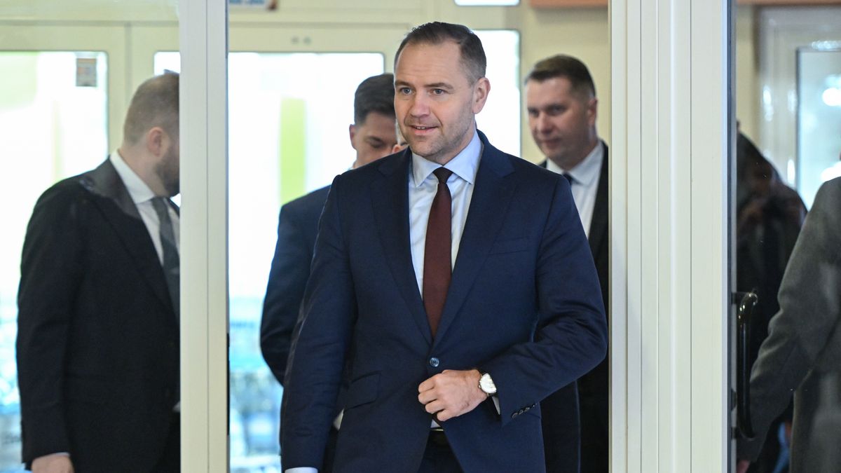 Bogdanka, 29.01.2025. Wybory prezydenta RP 2025 - kampania. Kandydat Komitetu Obywatelskiego, popierany przez Prawo i Sprawiedliwość, prezes Instytutu Pamięci Narodowej Karol Nawrocki (C) przed spotkaniem ze związkowcami i pracownikami w Lubelskim Węglu Bogdanka S.A, 29 bm. (ad) PAP/Wojtek Jargiło